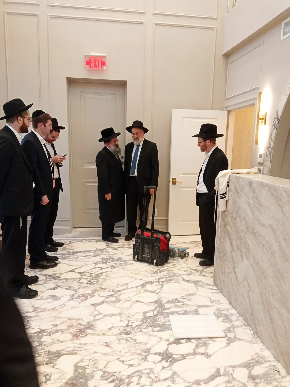 Rabbi Reisman with rabanim of Tore vodaas kolel